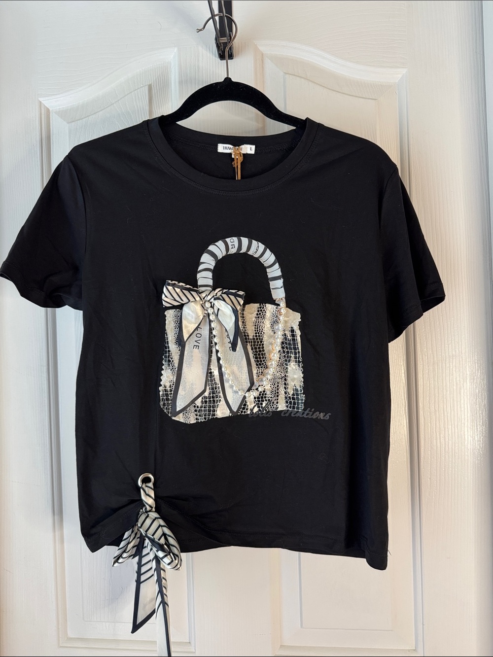 Black or White Short-Sleeve Graphic Tee with Bow-Accent Handbag Print size LARGE